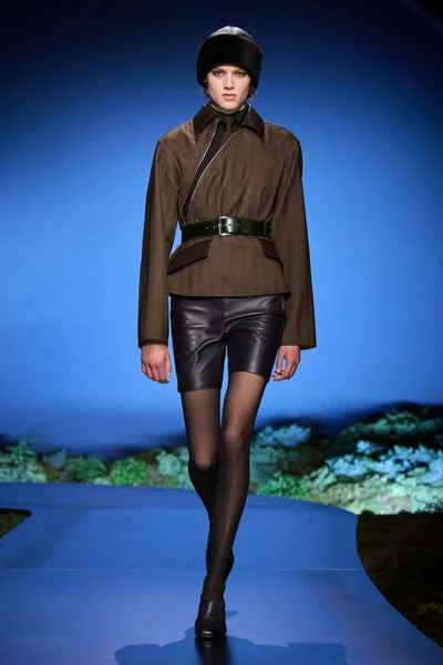 Look 10